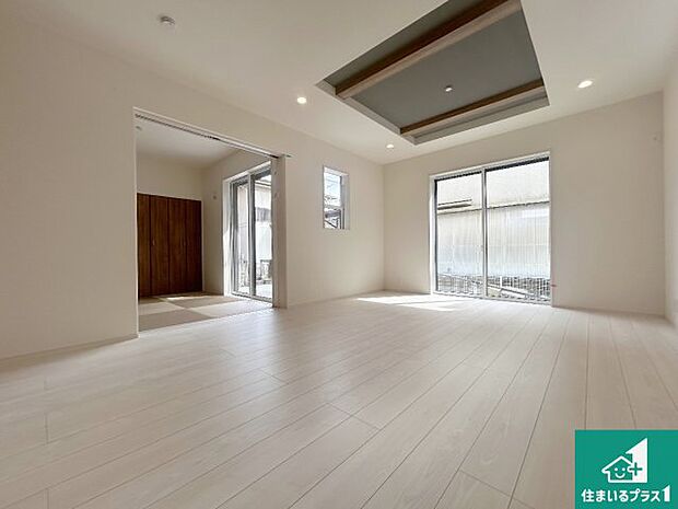 明るいリビングで朝の目覚めもスッキリできそう！対面キッチンでご家族のコミュニケーションも自然と増える設計！小さなお子様が遊ぶスペースを作っても広々とくつろげるLDK！