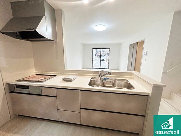 リビングと統一感があり、使い勝手のいいキッチン。広々としているので、二人並んで作業が出来ちゃいます。お子様と一緒に色々なお料理に挑戦できるスペースがあります。