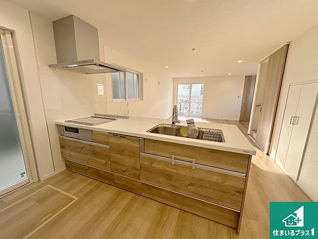 リビングと統一感があり、使い勝手のいいキッチン。広々としているので、二人並んで作業が出来ちゃいます。お子様と一緒に色々なお料理に挑戦できるスペースがあります。