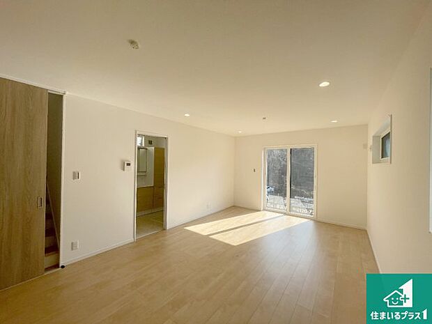 明るいリビングで朝の目覚めもスッキリできそう!対面キッチンでご家族のコミュニケーションも自然と増える設計!小さなお子様が遊ぶスペースを作っても広々とくつろげるLDK!