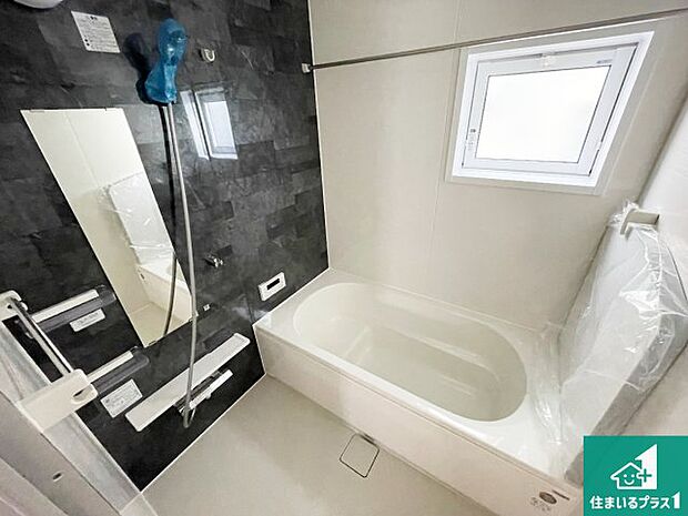 足をゆったり伸ばして寛げる浴槽です。窓が設けられていますので差し込む光が明るく穏やかな雰囲気にしてくれます♪浴室乾燥機も設置しているので、雨の日の洗濯物も安心です♪