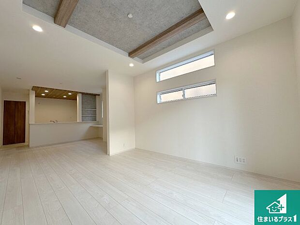 日当たり良好の明るいリビングで朝の目覚めもスッキリできそう！対面キッチンでご家族のコミュニケーションも自然と増える設計！小さなお子様が遊ぶスペースを作っても広々とくつろげるLDK！