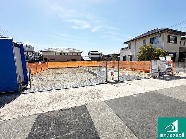 周辺は落ち着いた街並みの住宅地！子育てがしやすい住環境です！まだ未完成ですが、現地でしかわからない事もございます。是非一度ご覧ください。