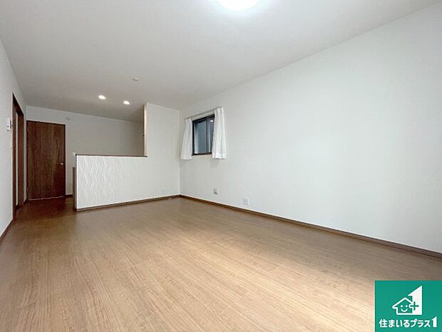 シンプルなリビングは、観葉植物等のインテリアを楽しめますね！パパ好みにも、ママ好みにも家具次第で雰囲気を変えることができます！