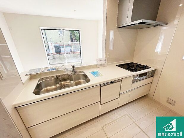 リビングと統一感があり、使い勝手のいいキッチン。広々としているので、二人並んで作業が出来ちゃいます。お子様と一緒に色々なお料理に挑戦できるスペースがあります。