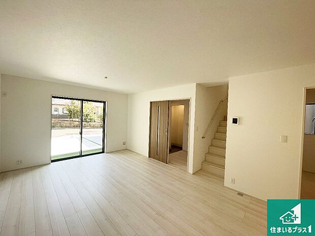 明るいリビングで朝の目覚めもスッキリできそう！対面キッチンでご家族のコミュニケーションも自然と増える設計！小さなお子様が遊ぶスペースを作っても広々とくつろげるLDK！