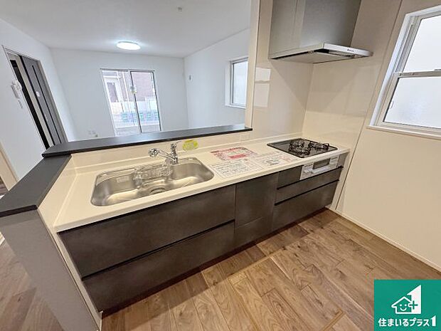 明るいリビングで朝の目覚めもスッキリできそう！対面キッチンでご家族のコミュニケーションも自然と増える設計！小さなお子様が遊ぶスペースを作っても広々とくつろげるLDK！