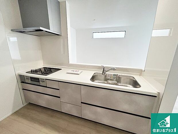 リビングと統一感があり、使い勝手のいいキッチン。広々としているので、二人並んで作業が出来ちゃいます。お子様と一緒に色々なお料理に挑戦できるスペースがあります。