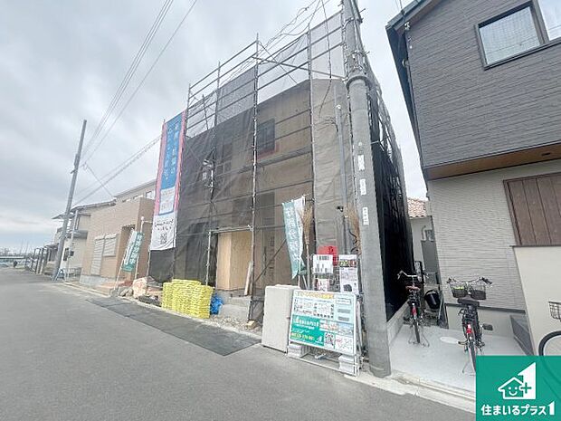 周辺は落ち着いた街並みの住宅地！子育てがしやすい住環境です！まだ未完成ですが、現地でしかわからない事もございます。是非一度ご覧ください。