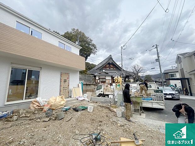 周辺は落ち着いた街並みの住宅地！子育てがしやすい住環境です！まだ未完成ですが、現地でしかわからない事もございます。是非一度ご覧ください。