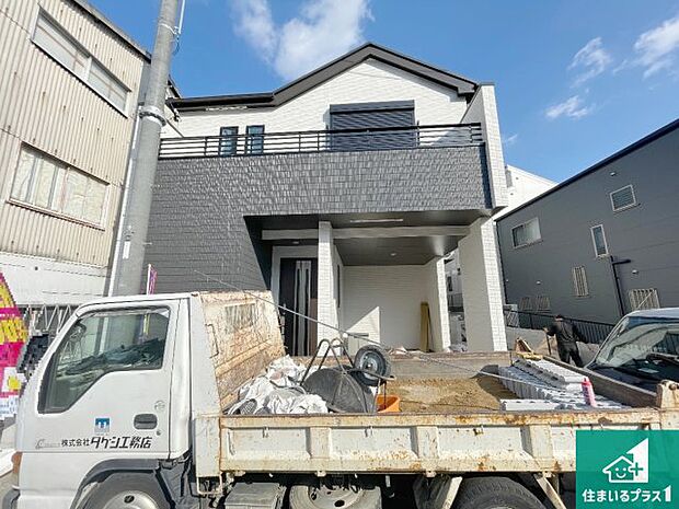 周辺は落ち着いた街並みの住宅地！子育てがしやすい住環境です！まだ未完成ですが、現地でしかわからない事もございます。是非一度ご覧ください。