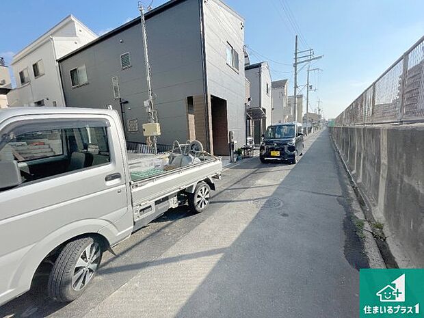 周辺は落ち着いた街並みの住宅地！子育てがしやすい住環境です！まだ未完成ですが、現地でしかわからない事もございます。是非一度ご覧ください。