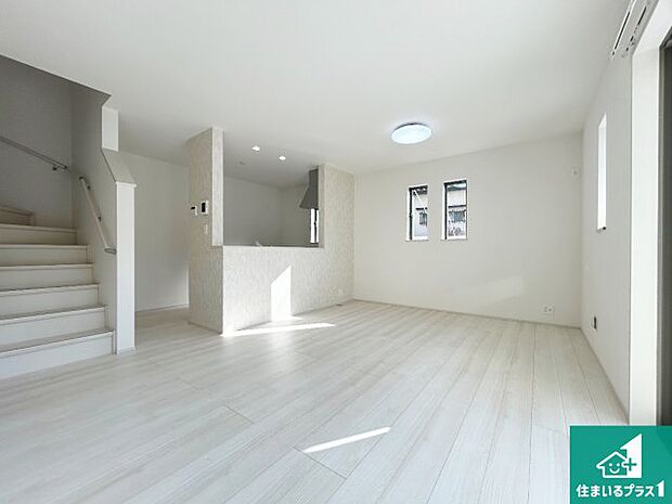 日当たり良好の明るいリビングで朝の目覚めもスッキリできそう!対面キッチンでご家族のコミュニケーションも自然と増える設計!小さなお子様が遊ぶスペースを作っても広々とくつろげるLDK!