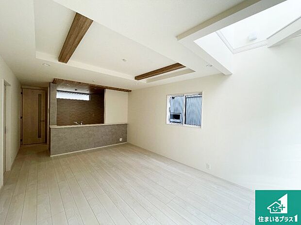 日当たり良好の明るいリビングで朝の目覚めもスッキリできそう!対面キッチンでご家族のコミュニケーションも自然と増える設計!小さなお子様が遊ぶスペースを作っても広々とくつろげるLDK!