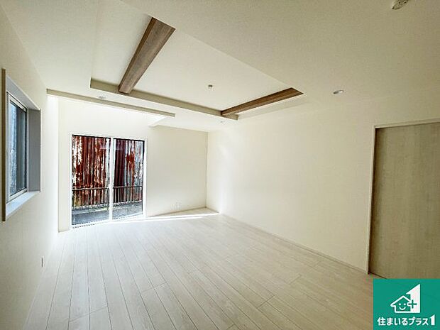 日当たり良好の明るいリビングで朝の目覚めもスッキリできそう!対面キッチンでご家族のコミュニケーションも自然と増える設計!小さなお子様が遊ぶスペースを作っても広々とくつろげるLDK!