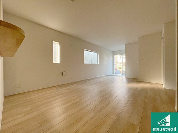 明るいリビングで朝の目覚めもスッキリできそう！対面キッチンでご家族のコミュニケーションも自然と増える設計！小さなお子様が遊ぶスペースを作っても広々とくつろげるLDK！