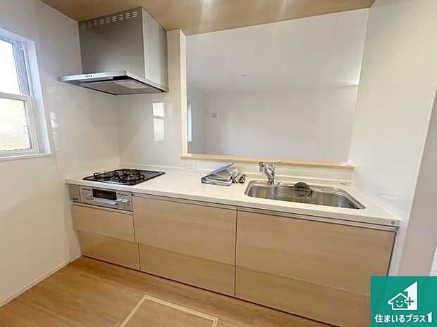 リビングと統一感があり、使い勝手のいいキッチン。広々としているので、二人並んで作業が出来ちゃいます。お子様と一緒に色々なお料理に挑戦できるスペースがあります。