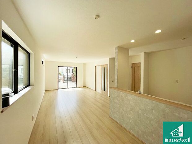 日当たり良好の明るいリビングで朝の目覚めもスッキリできそう!対面キッチンでご家族のコミュニケーションも自然と増える設計!小さなお子様が遊ぶスペースを作っても広々とくつろげるLDK!