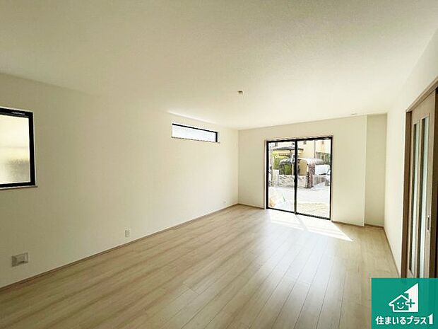 シンプルなリビングは、観葉植物等のインテリアを楽しめますね!パパ好みにも、ママ好みにも家具次第で雰囲気を変えることができます!