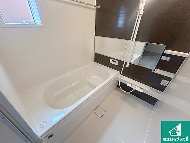 足をゆったり伸ばして寛げる浴槽です。窓が設けられていますので差し込む光が明るく穏やかな雰囲気にしてくれます♪浴室乾燥機も設置しているので、雨の日の洗濯物も安心です♪