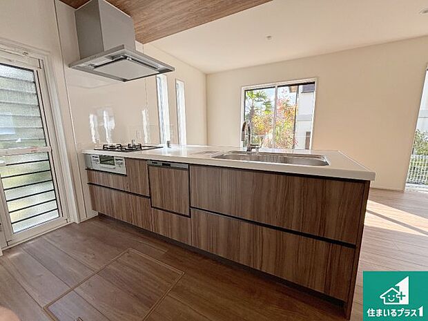 リビングと統一感があり、使い勝手のいいキッチン。広々としているので、二人並んで作業が出来ちゃいます。お子様と一緒に色々なお料理に挑戦できるスペースがあります。