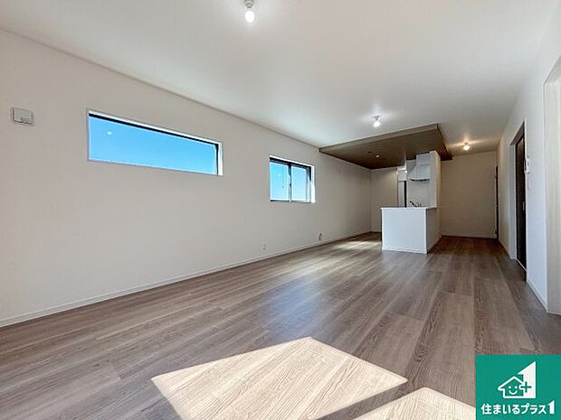 シンプルなリビングは、観葉植物等のインテリアを楽しめますね!パパ好みにも、ママ好みにも家具次第で雰囲気を変えることができます!