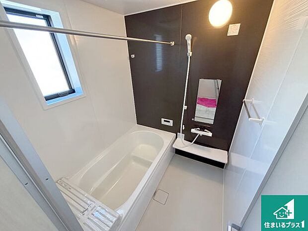 足をゆったり伸ばして寛げる浴槽です。窓が設けられていますので差し込む光が明るく穏やかな雰囲気にしてくれます♪浴室乾燥機も設置しているので、雨の日の洗濯物も安心です♪