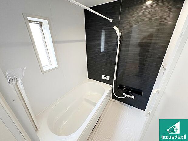 足をゆったり伸ばして寛げる浴槽です。窓が設けられていますので差し込む光が明るく穏やかな雰囲気にしてくれます♪浴室乾燥機も設置しているので、雨の日の洗濯物も安心です♪