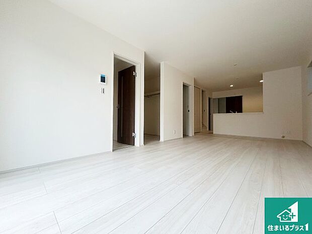 シンプルなリビングは、観葉植物等のインテリアを楽しめますね!パパ好みにも、ママ好みにも家具次第で雰囲気を変えることができます!