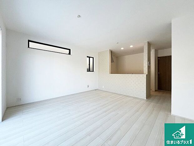 日当たり良好の明るいリビングで朝の目覚めもスッキリできそう!対面キッチンでご家族のコミュニケーションも自然と増える設計!小さなお子様が遊ぶスペースを作っても広々とくつろげるLDK!