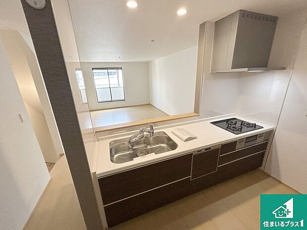 リビングと統一感があり、使い勝手のいいキッチン。広々としているので、二人並んで作業が出来ちゃいます。お子様と一緒に色々なお料理に挑戦できるスペースがあります。