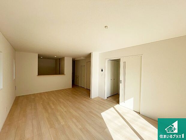 シンプルなリビングは、観葉植物等のインテリアを楽しめますね！パパ好みにも、ママ好みにも家具次第で雰囲気を変えることができます！