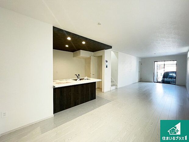 シンプルなリビングは、観葉植物等のインテリアを楽しめますね！パパ好みにも、ママ好みにも家具次第で雰囲気を変えることができます！