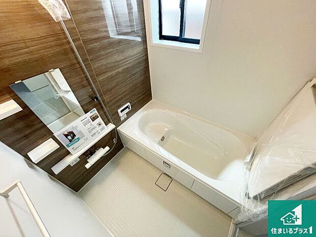 足をゆったり伸ばして寛げる浴槽です。窓が設けられていますので差し込む光が明るく穏やかな雰囲気にしてくれます♪浴室乾燥機も設置しているので、雨の日の洗濯物も安心です♪