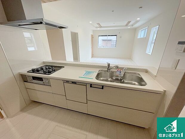 リビングと統一感があり、使い勝手のいいキッチン。広々としているので、二人並んで作業が出来ちゃいます。お子様と一緒に色々なお料理に挑戦できるスペースがあります。