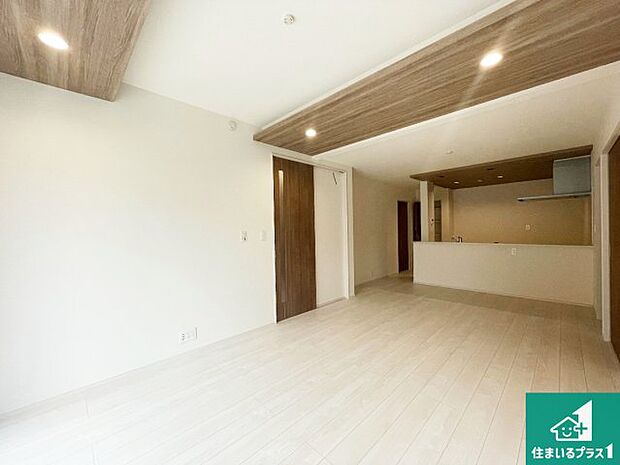 リビングと統一感があり、使い勝手のいいキッチン。広々としているので、二人並んで作業が出来ちゃいます。お子様と一緒に色々なお料理に挑戦できるスペースがあります。