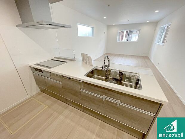 リビングと統一感があり、使い勝手のいいキッチン。広々としているので、二人並んで作業が出来ちゃいます。お子様と一緒に色々なお料理に挑戦できるスペースがあります。