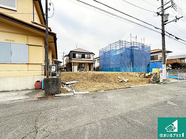 周辺は落ち着いた街並みの住宅地!子育てがしやすい住環境です!まだ未完成ですが、現地でしかわからない事もございます。是非一度ご覧ください。
