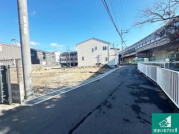 周辺は落ち着いた街並みの住宅地!子育てがしやすい住環境です!まだ未完成ですが、現地でしかわからない事もございます。是非一度ご覧ください。