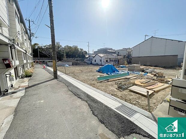 周辺は落ち着いた街並みの住宅地！子育てがしやすい住環境です！まだ未完成ですが、現地でしかわからない事もございます。是非一度ご覧ください。