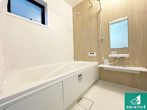 足をゆったり伸ばして寛げる浴槽です。窓が設けられていますので差し込む光が明るく穏やかな雰囲気にしてくれます♪浴室乾燥機も設置しているので、雨の日の洗濯物も安心です♪