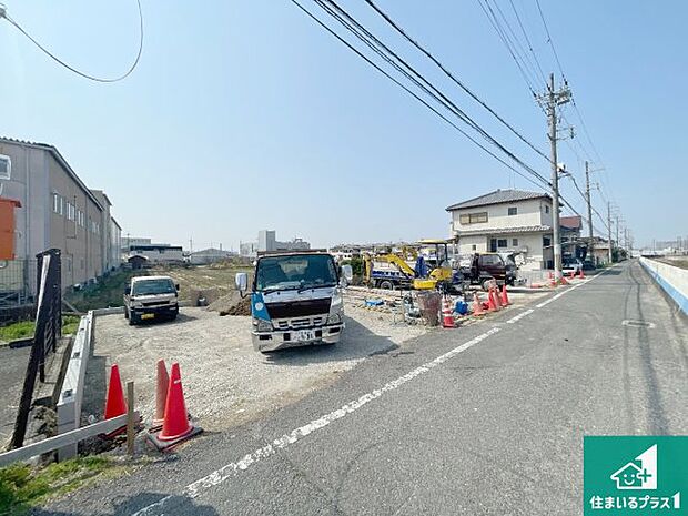 周辺は閑静な住宅街です。前面道路もしっかりと有りますので車の出し入れも安心ですよ！