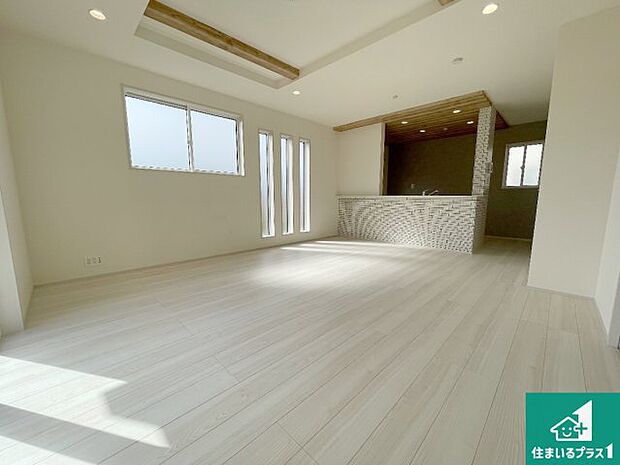 日当たり良好の明るいリビングで朝の目覚めもスッキリできそう！対面キッチンでご家族のコミュニケーションも自然と増える設計！小さなお子様が遊ぶスペースを作っても広々とくつろげるLDK！