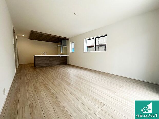 シンプルなリビングは、観葉植物等のインテリアを楽しめますね！パパ好みにも、ママ好みにも家具次第で雰囲気を変えることができます！