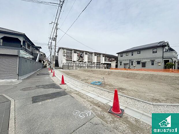 周辺は落ち着いた街並みの住宅地！子育てがしやすい住環境です！まだ未完成ですが、現地でしかわからない事もございます。是非一度ご覧ください。