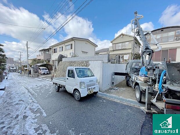 周辺は落ち着いた街並みの住宅地！子育てがしやすい住環境です！まだ未完成ですが、現地でしかわからない事もございます。是非一度ご覧ください。