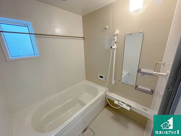 足をゆったり伸ばして寛げる浴槽です。窓が設けられていますので差し込む光が明るく穏やかな雰囲気にしてくれます♪浴室乾燥機も設置しているので、雨の日の洗濯物も安心です♪