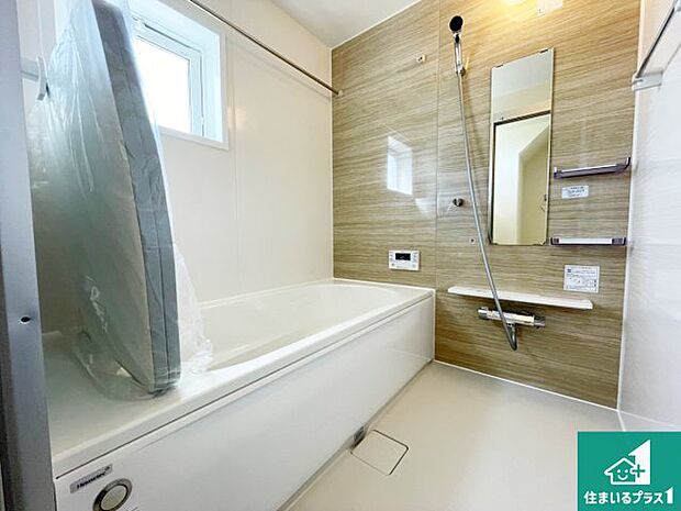 足をゆったり伸ばして寛げる浴槽です。窓が設けられていますので差し込む光が明るく穏やかな雰囲気にしてくれます♪浴室乾燥機も設置しているので、雨の日の洗濯物も安心です♪