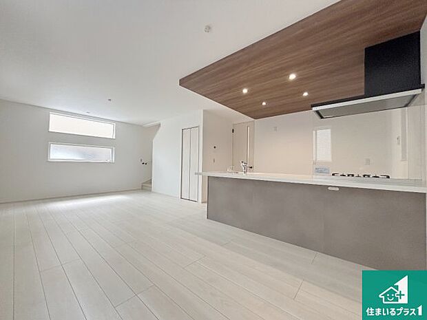 シンプルなリビングは、観葉植物等のインテリアを楽しめますね！パパ好みにも、ママ好みにも家具次第で雰囲気を変えることができます！