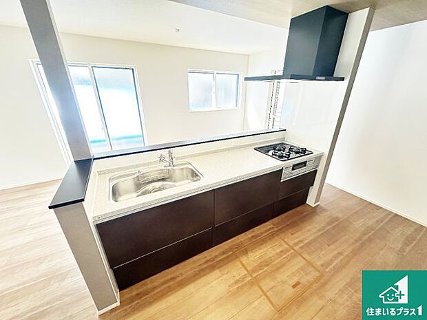 リビングと統一感があり、使い勝手のいいキッチン。広々としているので、二人並んで作業が出来ちゃいます。お子様と一緒に色々なお料理に挑戦できるスペースがあります。